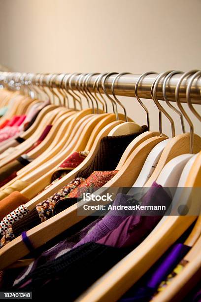 Ropa Foto de stock y más banco de imágenes de Belleza - Belleza, Boutique, Colgador