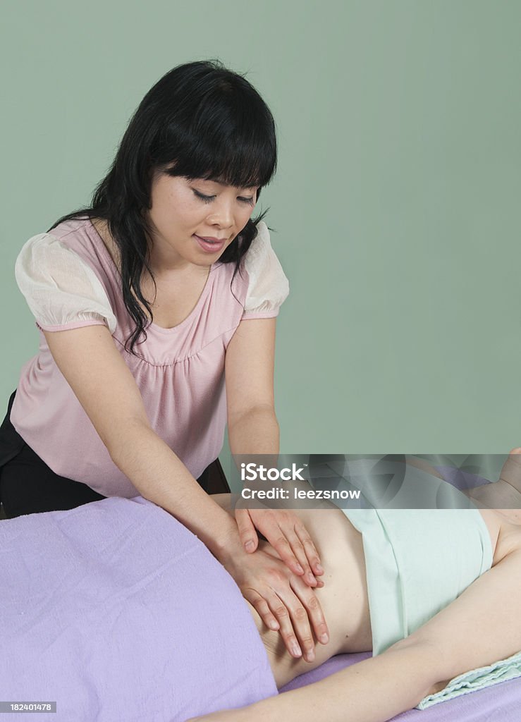 Femme donner un Massage Abdominal - Photo de Abdomen libre de droits