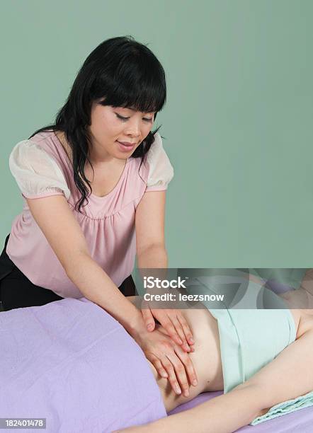 Mulher Dando Uma Massagem Abdominal - Fotografias de stock e mais imagens de Abdómen - Abdómen, Abdómen Humano, Adulto