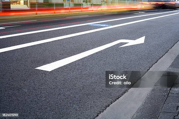 Foto de Estrada De Asfalto Marcador De Carros Em Movimento Desfocado e mais fotos de stock de Curva à direita