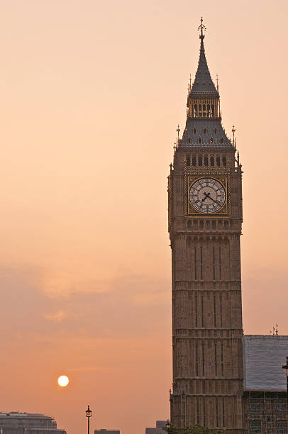 big ben, pałac westminster sunrise domy parlamentu w londynie, wielka brytania - london england victorian style big ben dark zdjęcia i obrazy z banku zdjęć