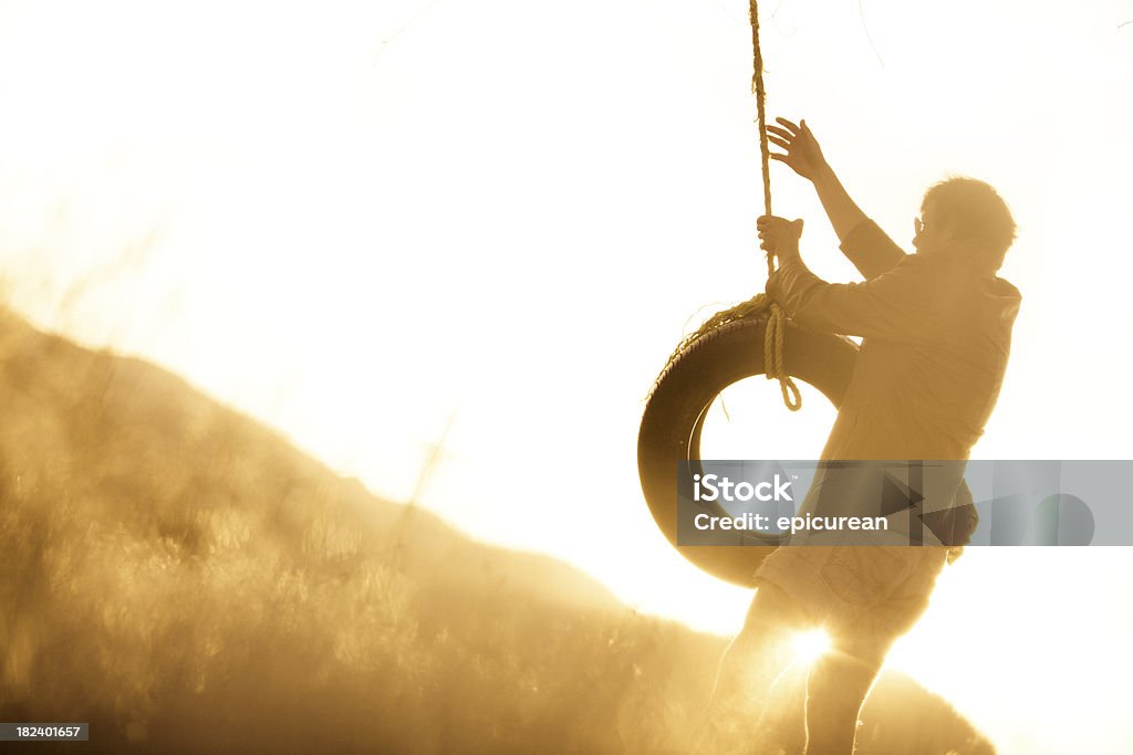 Jovem hipster balançar de Baloiço de Corda ao pôr do sol - Royalty-free 1970-1979 Foto de stock