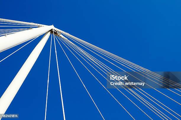 Ponte Contra O Céu Azul Apoia - Fotografias de stock e mais imagens de Abaixo - Abaixo, Abstrato, Ao Ar Livre