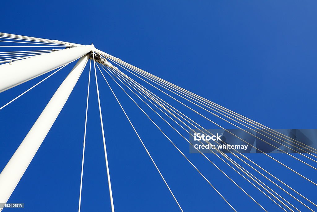 Мост поддерживает против голубого неба. - Стоковые фото Абстрактный роялти-фри