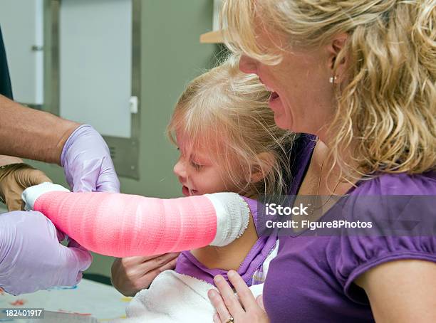 ダイカスト左腕に - 子供のストックフォトや画像を多数ご用意 - 子供, 骨折した腕, ギプス