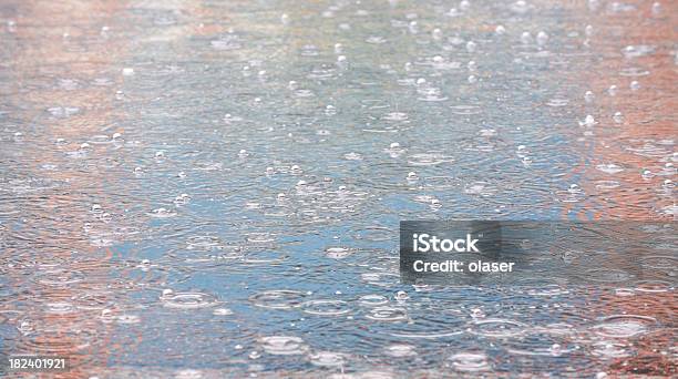 Raindrops En La Calle En Un Charco Foto de stock y más banco de imágenes de Abstracto - Abstracto, Acera, Agua