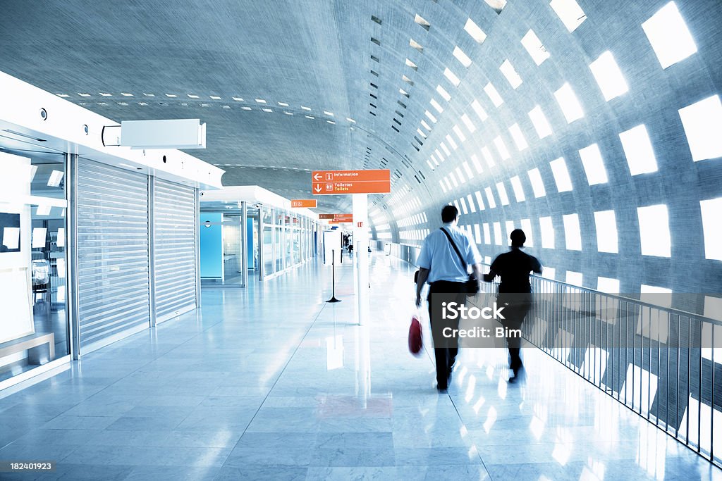 Passagers à pied à travers un couloir aérien de l'aéroport, Mouvement flou - Photo de Aéroport libre de droits