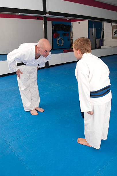 karate chłopiec i sensei kłaniać się - respect karate bowing martial arts zdjęcia i obrazy z banku zdjęć