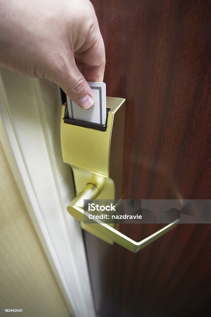 Männliche Hand Öffnen einer Hotel-Tür mit elektronischem Schloss mit Schlüsselkarte - Lizenzfrei Abschließen Stock-Foto
