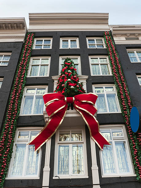 edifício de escritórios decorada para o natal - bow building imagens e fotografias de stock