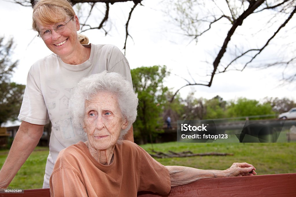 Starszy Matka i córka na zewnątrz w parku. Starszy opieki zdrowotnej. - Zbiór zdjęć royalty-free (60-69 lat)