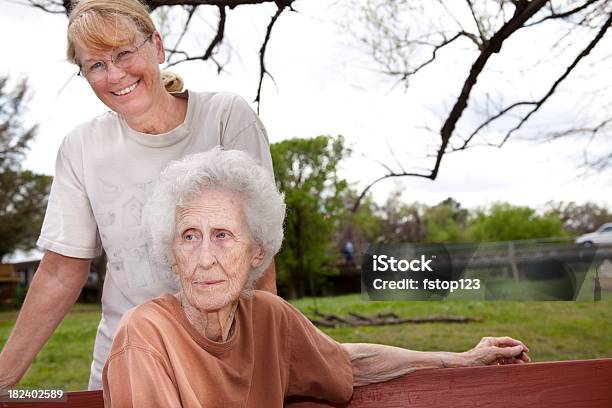 Starszy Matka I Córka Na Zewnątrz W Parku Starszy Opieki Zdrowotnej - zdjęcia stockowe i więcej obrazów 60-69 lat