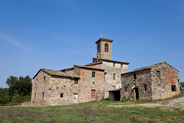 istock Spoiled umbrian farmhouse 182402972