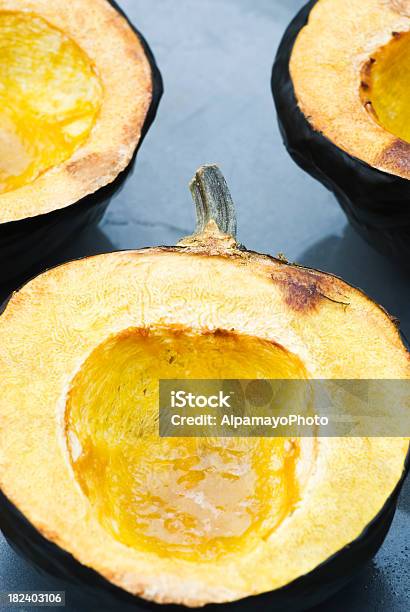 Forno Zucca Acorn Inverno - Fotografie stock e altre immagini di Zucca Acorn - Zucca Acorn, Cotto al forno, Sezione trasversale