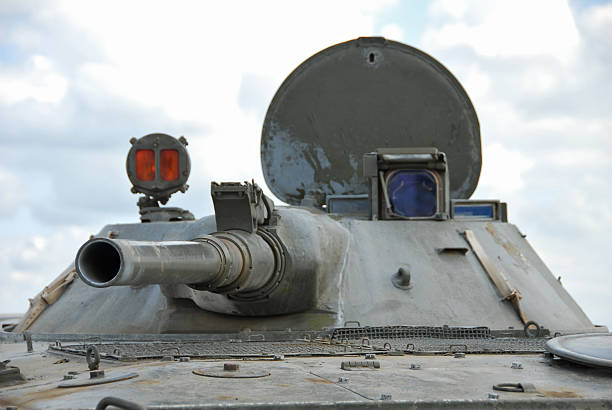 istock gun of a battle tank 182403424
