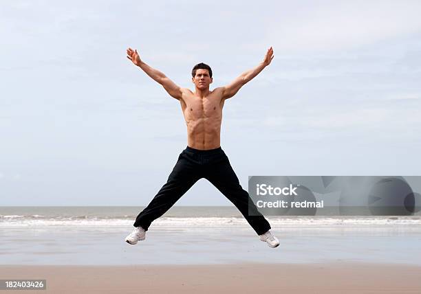 Salto Di Stella - Fotografie stock e altre immagini di Jumping jack - Jumping jack, Spiaggia, 20-24 anni