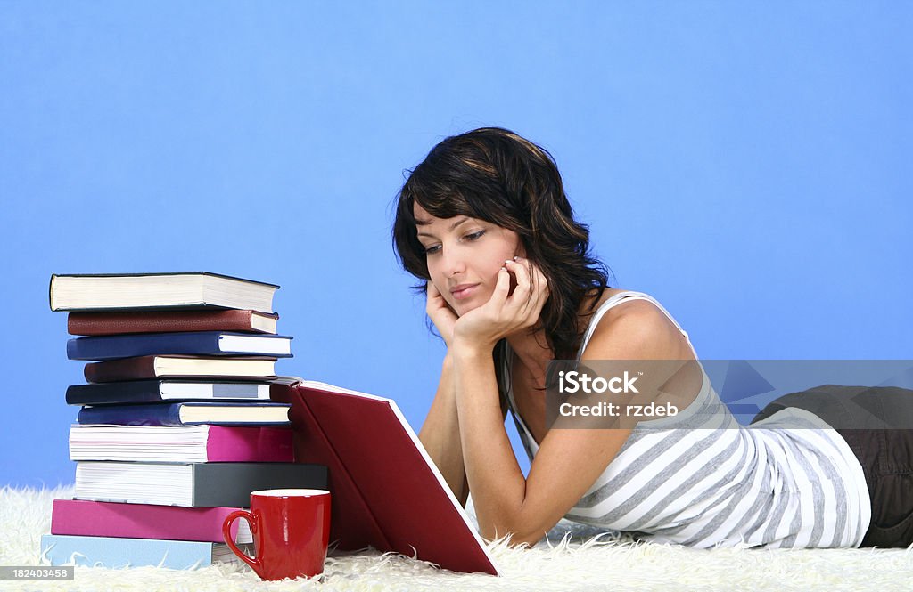 Bella donna leggendo un libro - Foto stock royalty-free di 18-19 anni