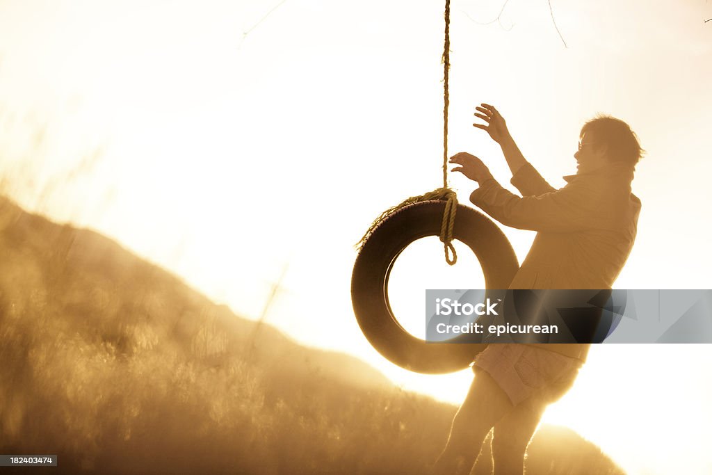 Junge hipster schwingen auf Seilschaukel bei Sonnenuntergang - Lizenzfrei Montana Stock-Foto