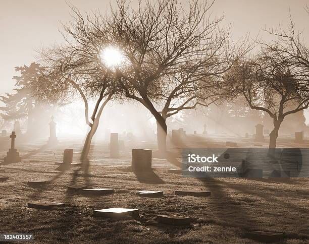 Foto de Misty Cemitério Iluminado e mais fotos de stock de Cemitério - Cemitério, Conceito, Céu Tempestuoso