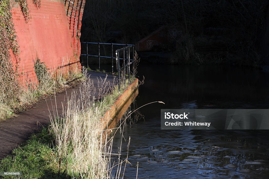 Chemin de halage du avec de la glace en hiver et de Berks canal Wilts - Photo de Brique libre de droits