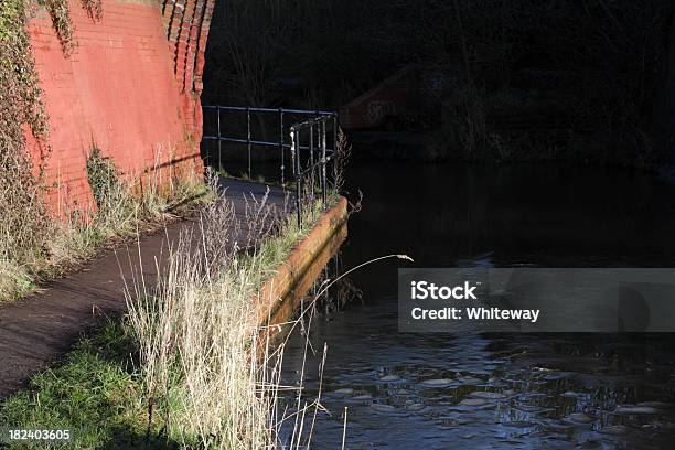 Photo libre de droit de Chemin De Halage Du Avec De La Glace En Hiver Et De Berks Canal Wilts banque d'images et plus d'images libres de droit de Brique