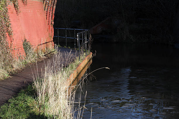 istock Tow path with winter ice on Wilts and Berks canal 182403605