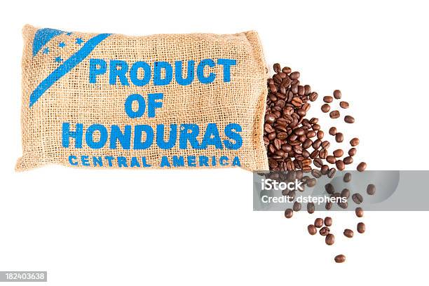 Hondureño Granos De Café Derramando De Bolsa Foto de stock y más banco de imágenes de Abierto - Abierto, Agricultura, Alimento