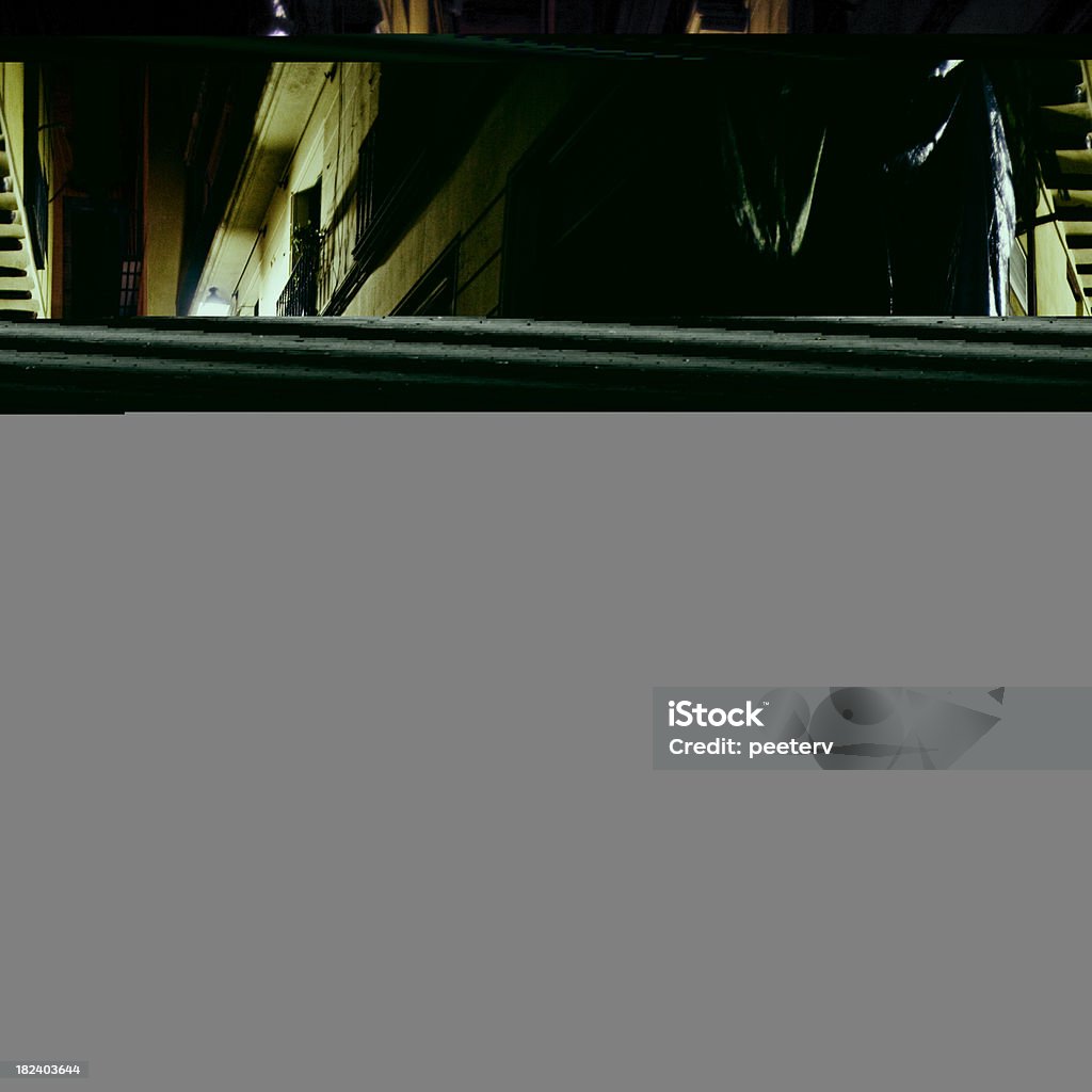 Темный Переулок - Стоковые фото Большой город роялти-фри