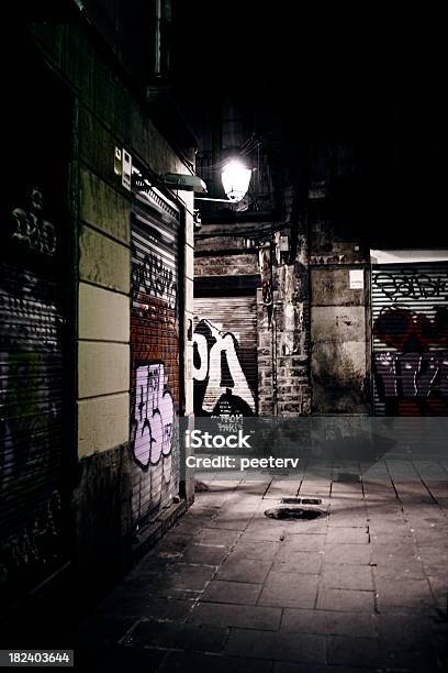 Темный Переулок — стоковые фотографии и другие картинки Большой город - Большой город, Граффити, Ночь