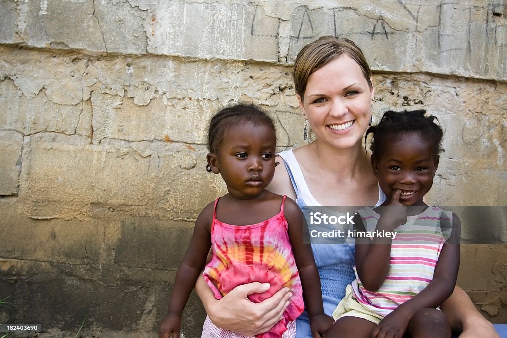Afro femme américaine tenant les filles - Photo de Missionnaire libre de droits