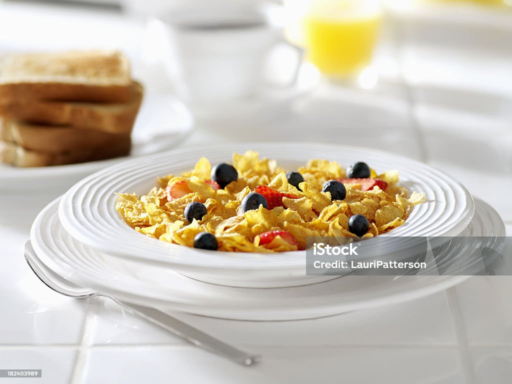 Cornflakes-Frühstück mit Zerealien und Obst - Lizenzfrei Amerikanische Heidelbeere Stock-Foto