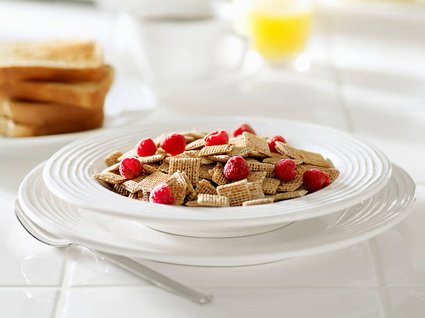 mel cereais de pequeno-almoço com framboesas - shreddies imagens e fotografias de stock