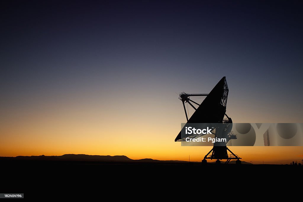 Osservatorio spaziale - Foto stock royalty-free di Antenna parabolica