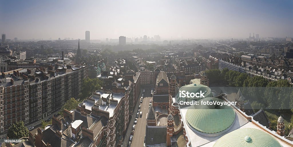 London Westminster Chelsea paisaje de la ciudad, ubicado en el último piso, vista panorámica de los edificios de apartamentos Battersea Reino Unido - Foto de stock de Cañón de chimenea libre de derechos