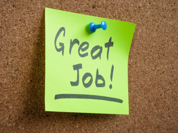 istock Sticky note Great job pinned to the board. Employee recognition concept. 1824044028