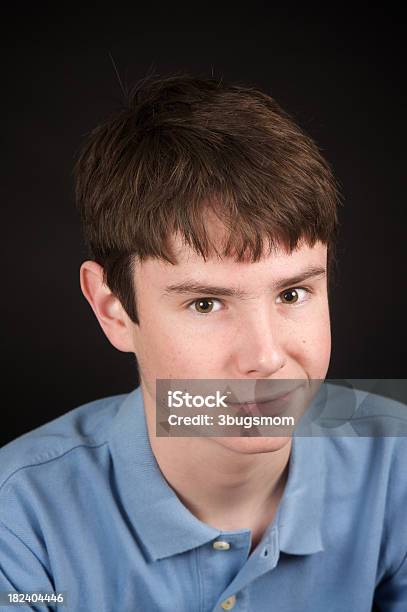 Przystojny Trzynaście Letni Chłopiec Portret Na Czarnym Tle - zdjęcia stockowe i więcej obrazów 14-15 lat