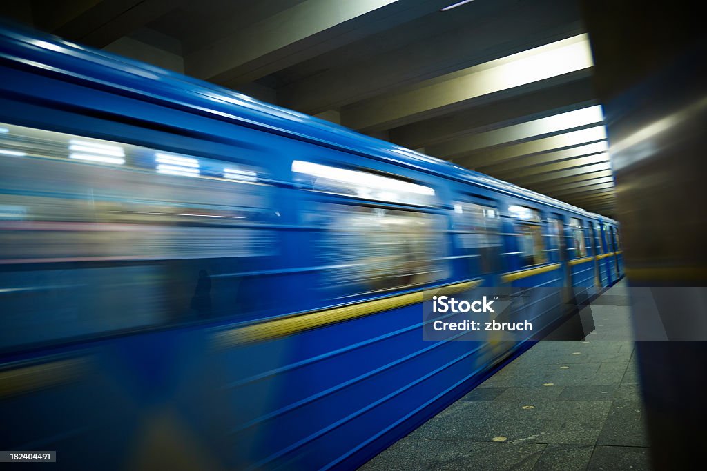 Поезд метро - Стоковые фото Camera Point of View роялти-фри