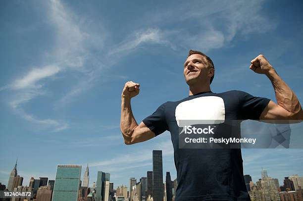 Guy En Mensaje T Flexes Músculos En Skyline Foto de stock y más banco de imágenes de Adulto - Adulto, Aire libre, Alegre