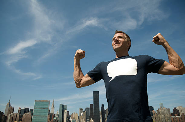 guy nel messaggio non si piega muscoli in vista sullo skyline - superhero human muscle men city foto e immagini stock