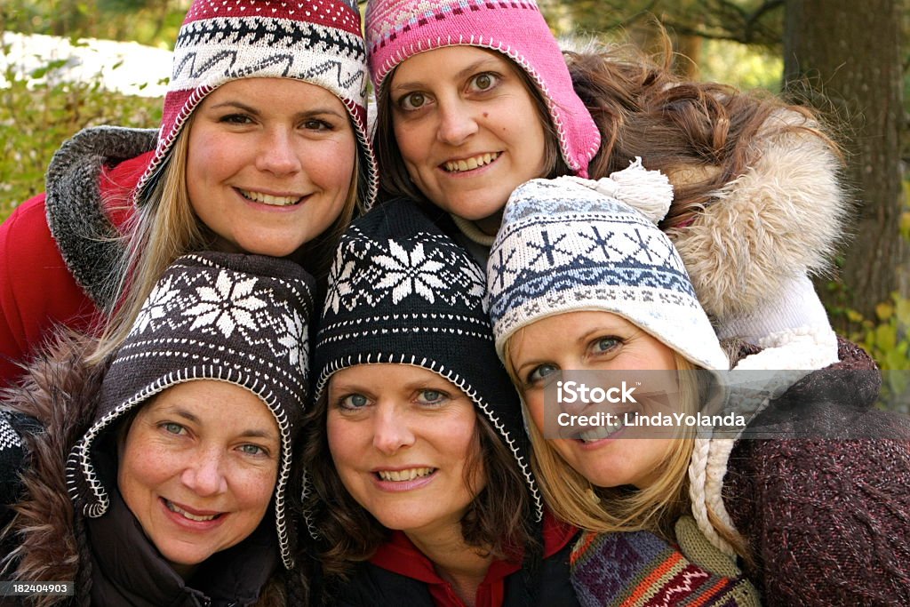 Donne indossano cappelli invernali - Foto stock royalty-free di Abbigliamento casual