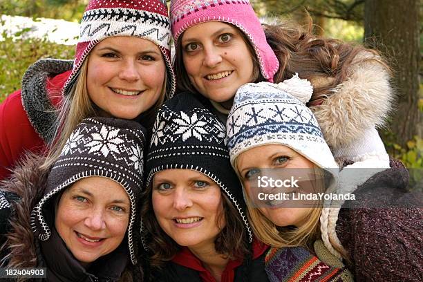 Donne Indossano Cappelli Invernali - Fotografie stock e altre immagini di Abbigliamento casual - Abbigliamento casual, Abbracciare una persona, Abiti pesanti