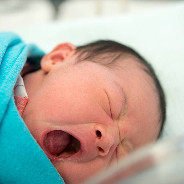 nouveau-né bébé fille asiatique - baby yawning asian ethnicity newborn photos et images de collection