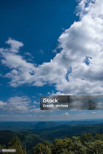 Montanhas Blue Ridge - Fotografias de stock e mais imagens de Admirar a Vista - Admirar a Vista, Antena - Equipamento de Telecomunicações, Ao Ar Livre