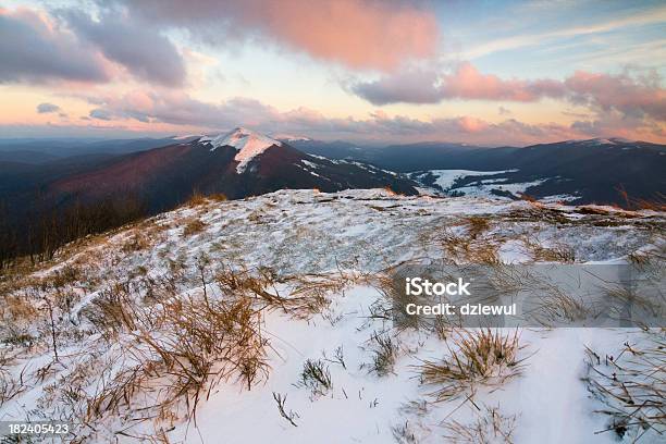 Outono Em Bieszczady Montanhas Polónia - Fotografias de stock e mais imagens de Alto - Descrição Física - Alto - Descrição Física, Ambiente dramático, Ao Ar Livre