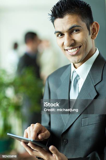 Middle Eastern Geschäftsmann Mit Tabletcomputer Stockfoto und mehr Bilder von Anzug - Anzug, Arbeit und Beschäftigung, Arbeiten