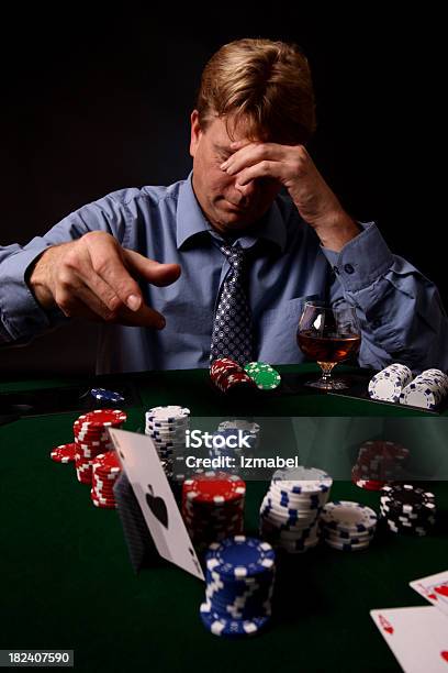 Hombres Loosing En Casino Tirando Su Tarjetas De Distancia Foto de stock y más banco de imágenes de Abstracto