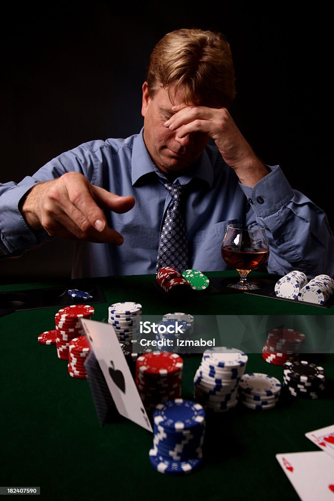 Mężczyźni strata w kasyno rzucać swoich kart z dala - Zbiór zdjęć royalty-free (Abstrakcja)