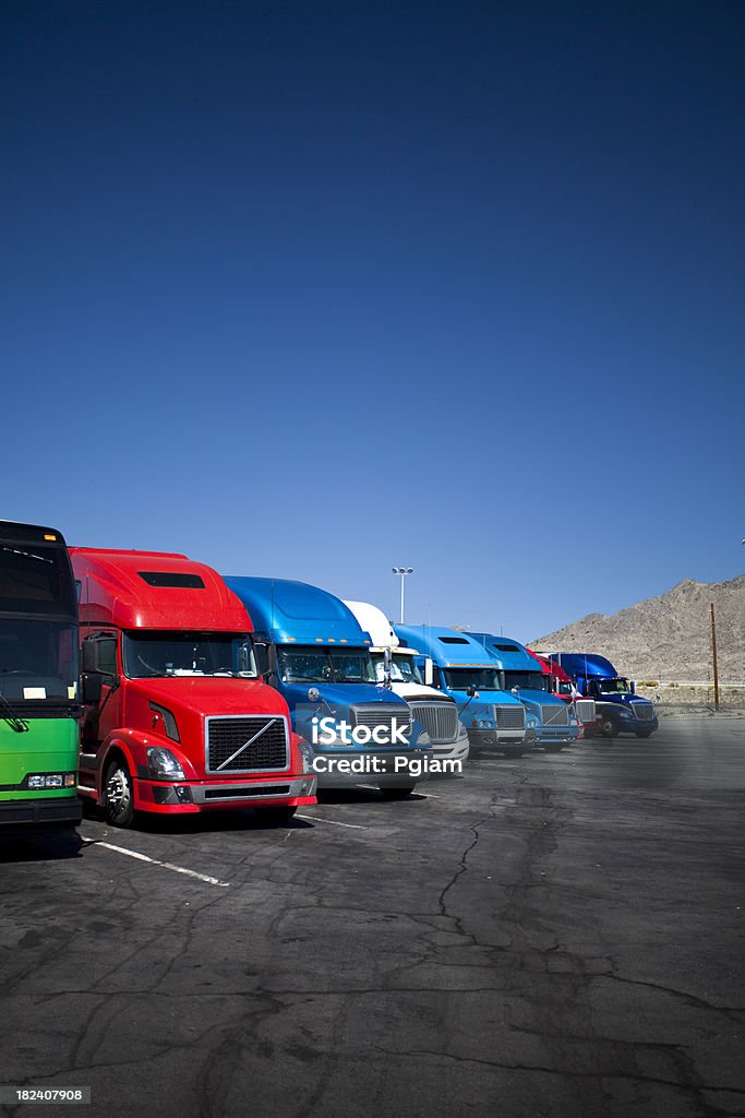 Camions garé sur une autoroute truckstop - Photo de Poids lourd libre de droits