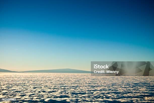 上の雲のあるハレアカラサミットマウイ - Horizonのストックフォトや画像を多数ご用意 - Horizon, ふわふわ, オセアニア