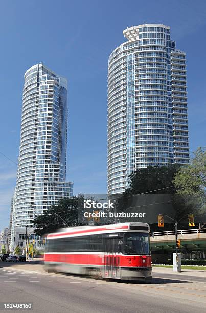 Cambiare Linea Tranviaria Di Toronto City Street - Fotografie stock e altre immagini di Canada - Canada, Veicolo elettrico - Automobile con biodiesel, Ambientazione esterna